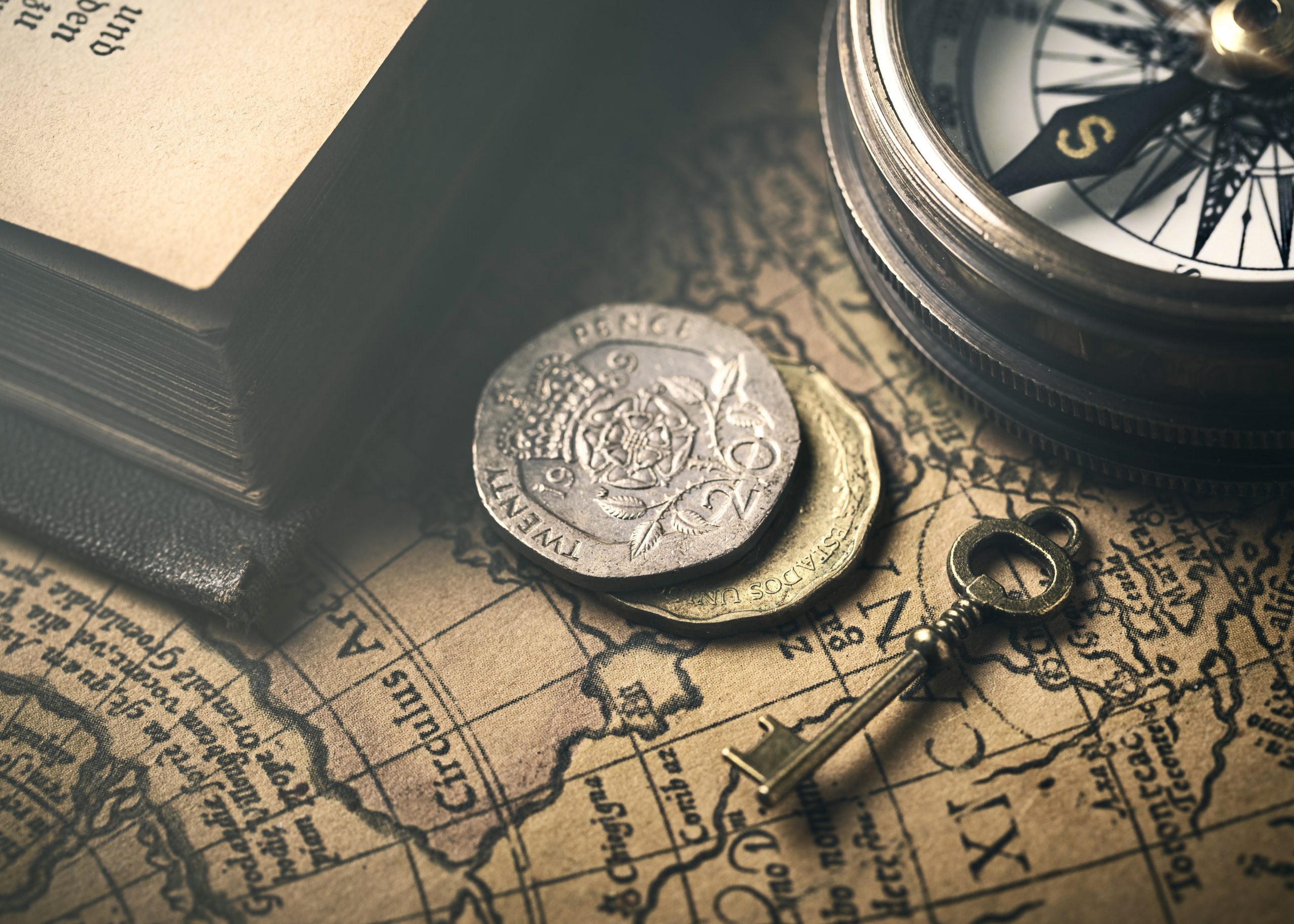Landkarte mit alten Münzen und Schlüssel - Symbol für den eigenen Weg finden, Orientierung, Ausrichtung